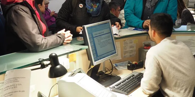 Lliurades prop d'un miler de signatures perquè la Seu d'Urgell tingui la Plaça de l'1 d'Octubre