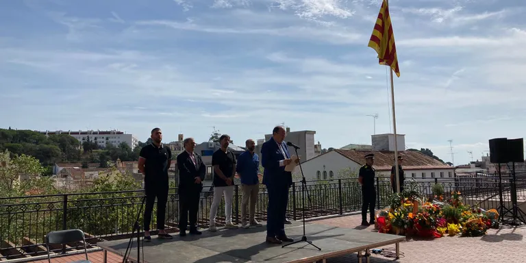 400 persones i 32 entitats participen a l'ofrena floral de la Diada