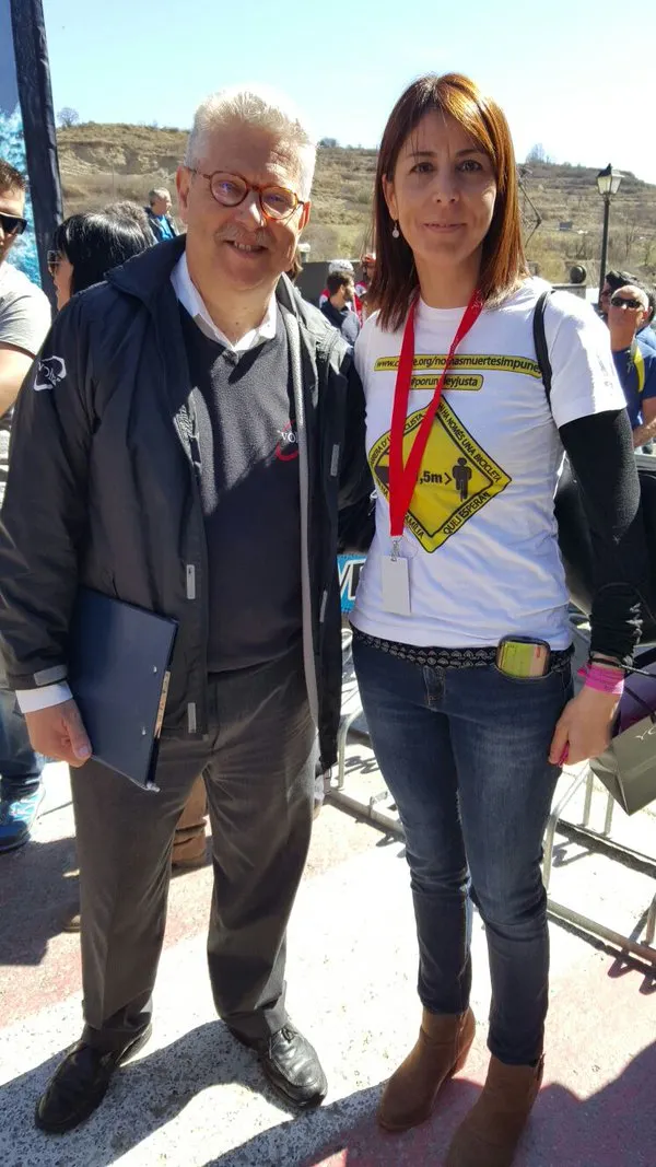 Anna González, amb Rubén Peris, director de la Volta a Catalunya