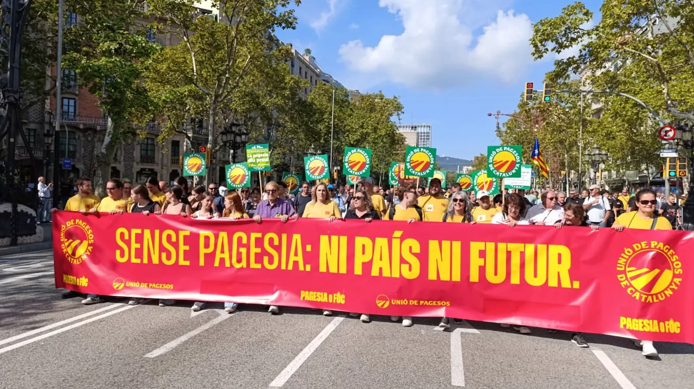 Els participants en la mobilització han recorregut el centre de Barcelona, des de la Delegació del Govern a la seu d'Agricultura.