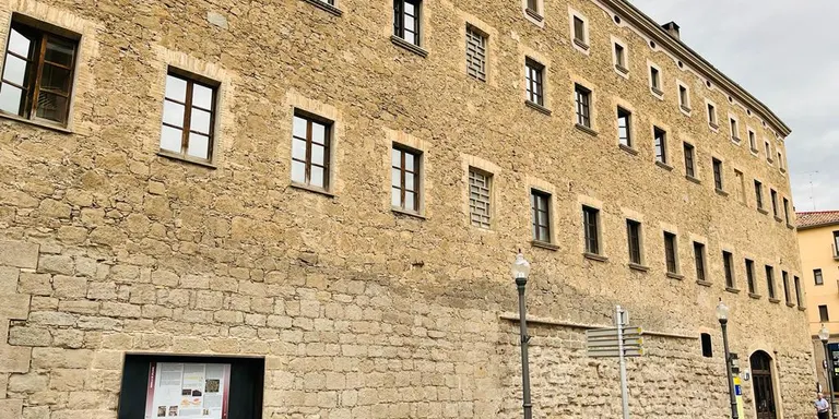 El Consell Comarcal finalitza la restauració de la part de l'antiga muralla que conforma la base de l'edifici de la seva seu