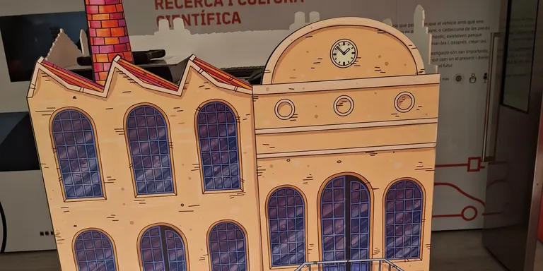 Joves i grans, en família o en grups organitzats, visiten el bus del MNACTEC a Arenys
