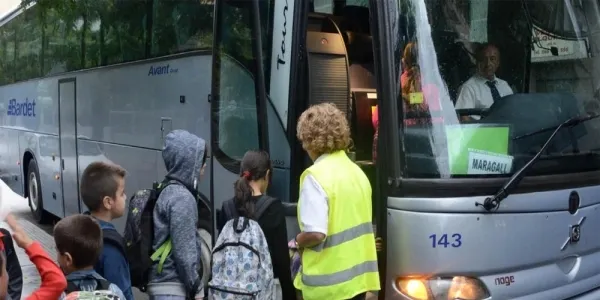 Ja es poden demanar els ajuts municipals pel transport escolar