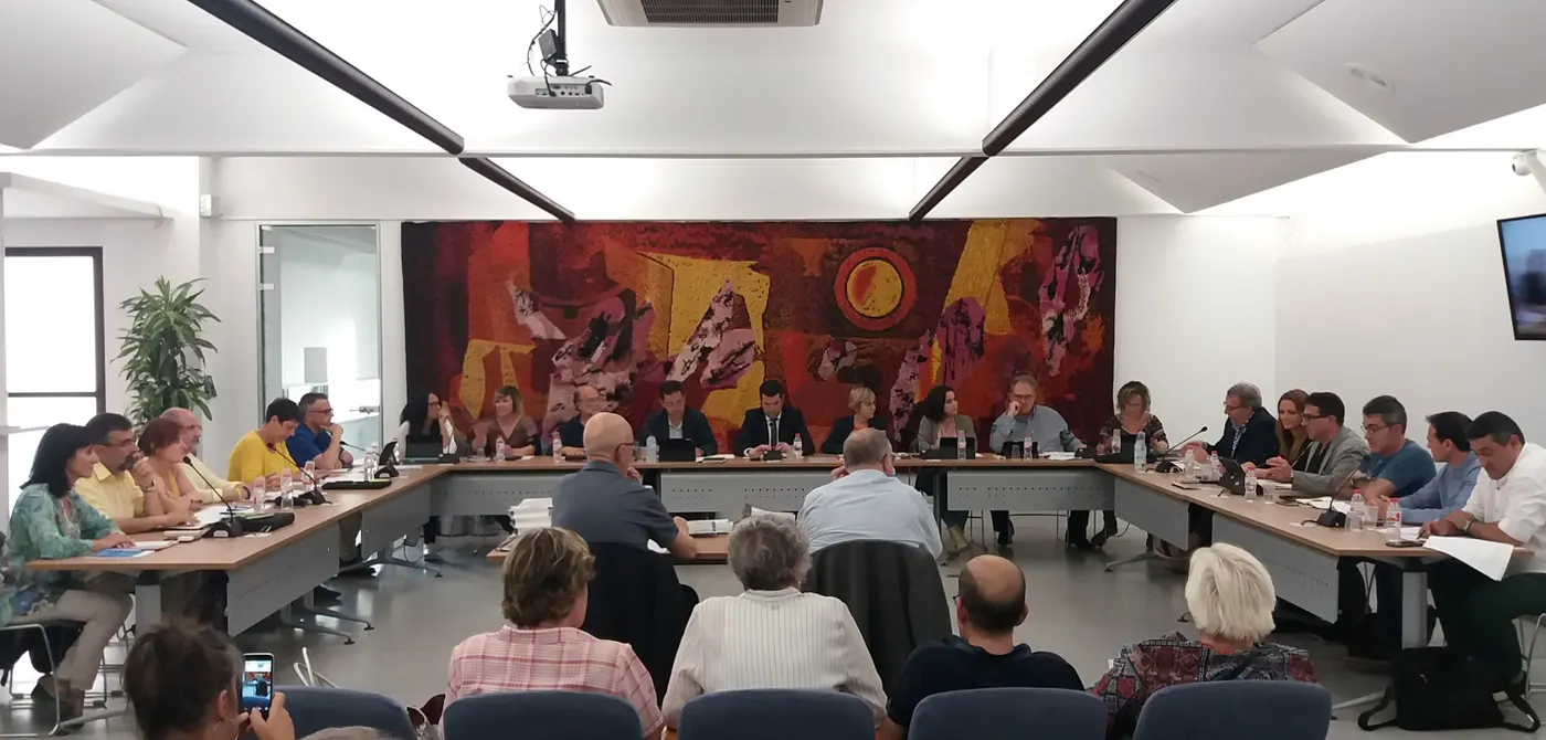 Debat al Ple Municipal sobre la nova regulació dels aparcaments a Pineda
