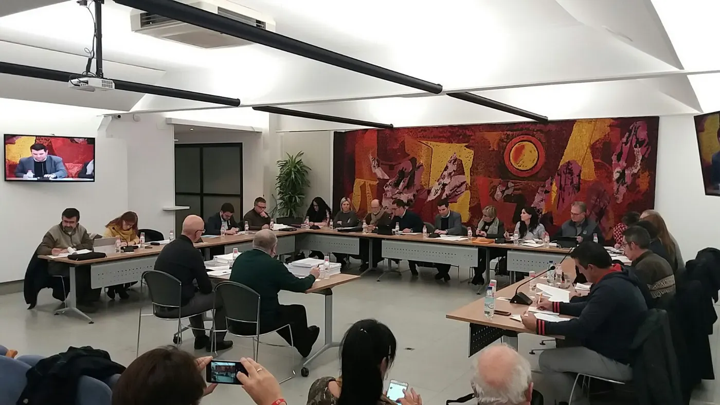 El ple aprova el protocol per constituir la fundació Manuel Pertegaz, les obres de l'Escola d'Adults i la nova rotonda de la N-II