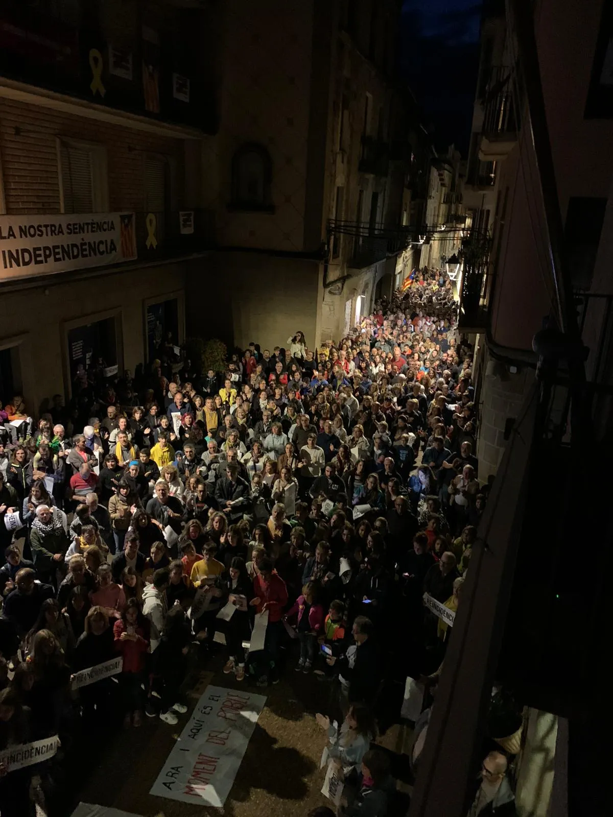 Prop de mig miler de persones es manifesten a Solsona contra la sentència del judici de l'1-O