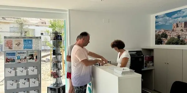 La renovada Oficina de Turisme d’Altafulla rep als seus primers visitants