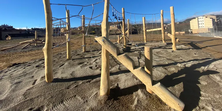 Solsona estrena un parc infantil a tocar de l'escola El Vinyet