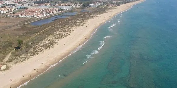 Apareix un altre os humà a una platja de Torredembarra