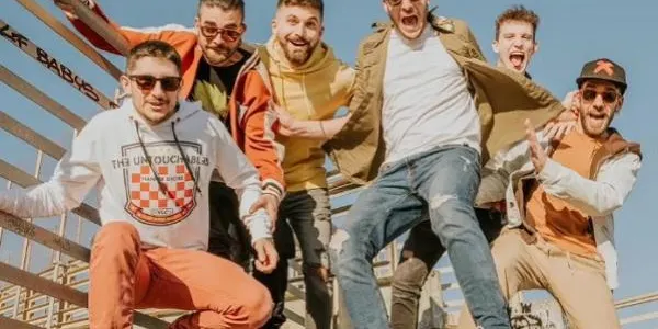 Una gran festa a la piscina i les ganes de gaudir l’estiu, protagonistes de la nova cançó de Porto Bello ‘Bla Bla Bla’