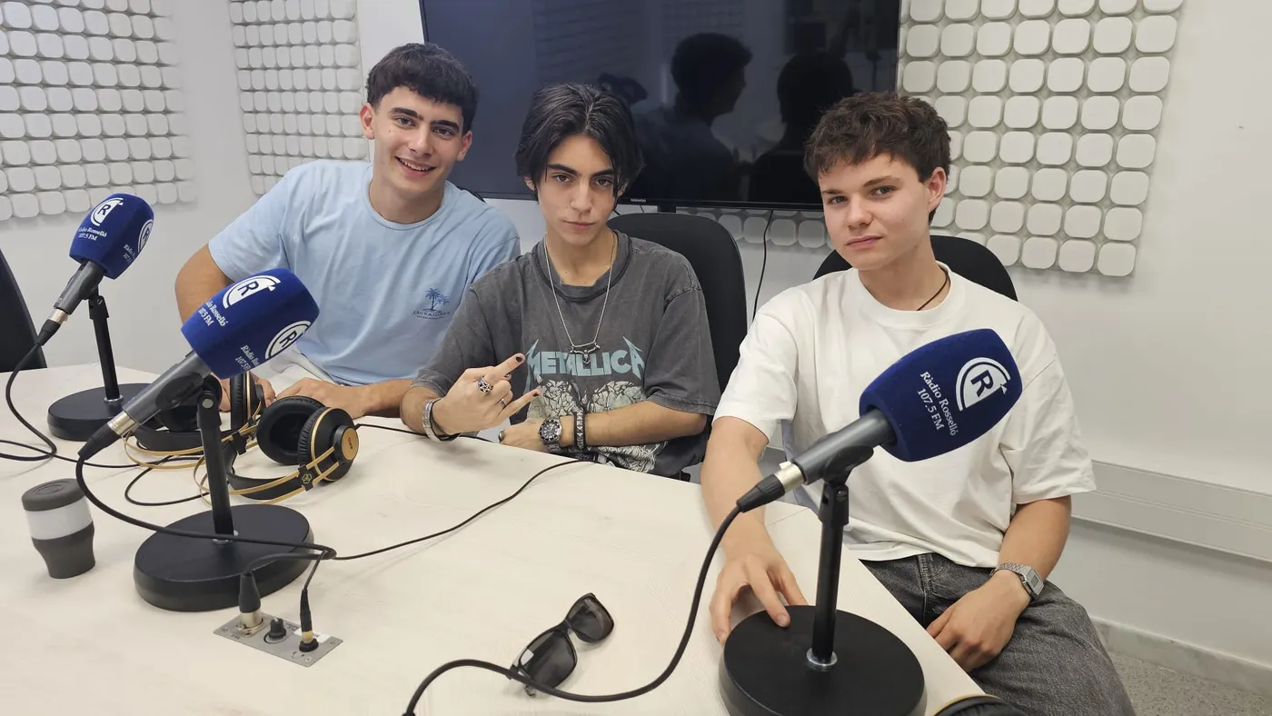 Iago Seijo, Joel masip i Adrià Teixidó, bateria, baixista i veus, i guitarrista de Damnor, als estudis de Ràdio Rosselló.