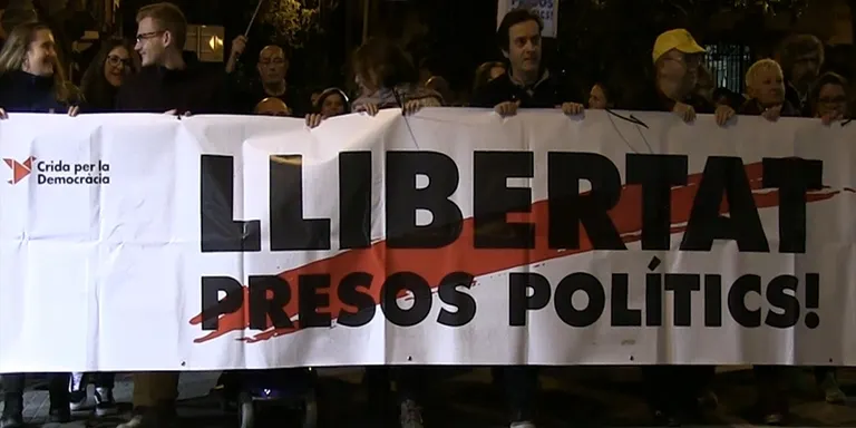 Prop d'un miler de persones es manifesten pels carrer de Rubí demanant "Llibertat"