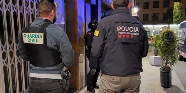 La policia deté almenys nou persones en un dispositiu antidroga i per falsificació de moneda a diverses poblacions de Tarragona