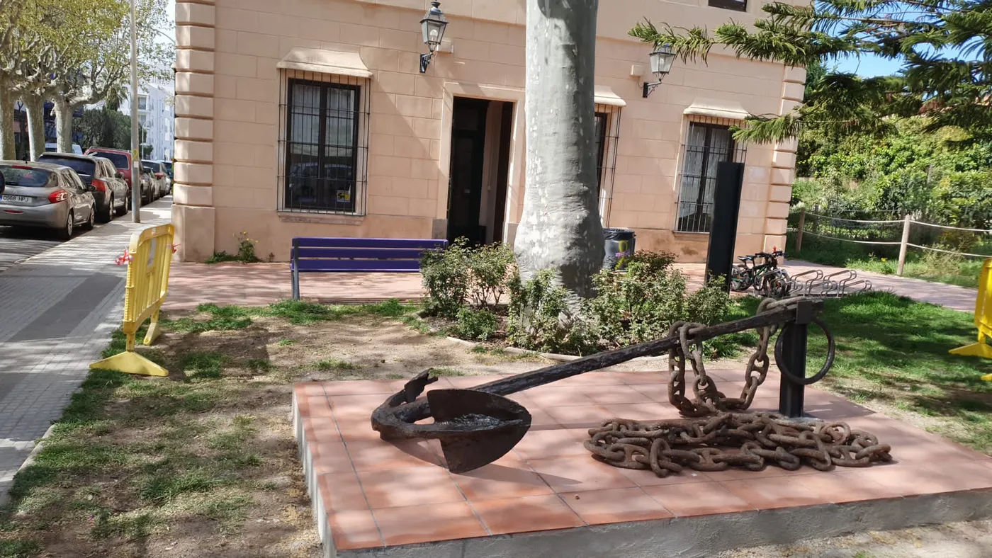 L’àncora del segle XVII, ja restaurada, es col·loca davant l’Escola Nàutica