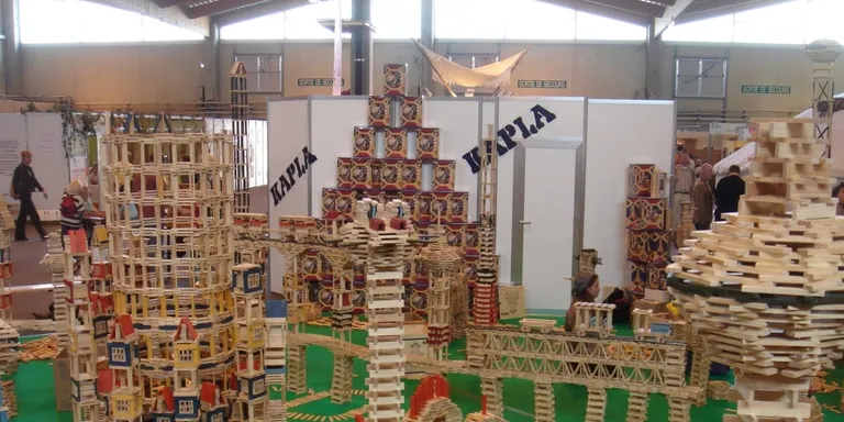 Taller infantil de construccions amb Kapla aquest dijous
