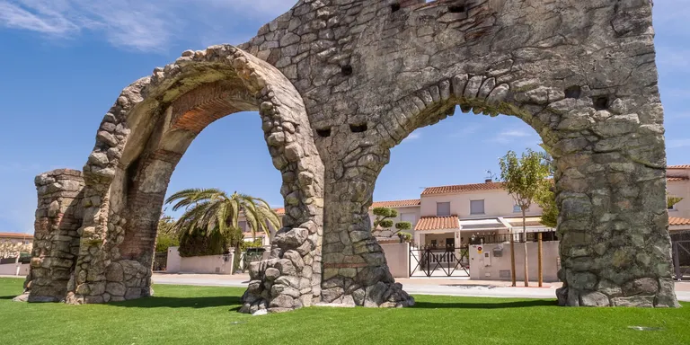 S’acaba la instal·lació d’una reproducció del “Tepidarium” de Centcelles al carrer Major
