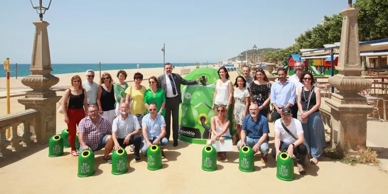 Pineda s'adhereix a la campanya Moviment Banderes Verdes de reciclatge de vidre