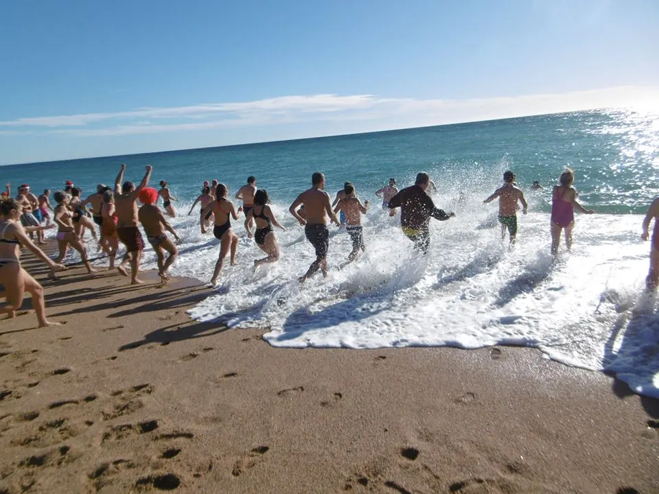 70 valents es llencen a l'aigua de mar a 13º