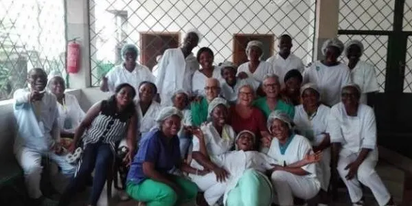 Un metge jubilat d'Altafulla impulsa una subhasta d'art solidària amb el Camerun