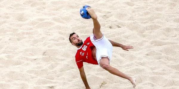 Llorenç Gómez dona al Benfica l’accés a la fase final de la Lliga Portuguesa de Futbol Platja amb 2 gols (4-3)