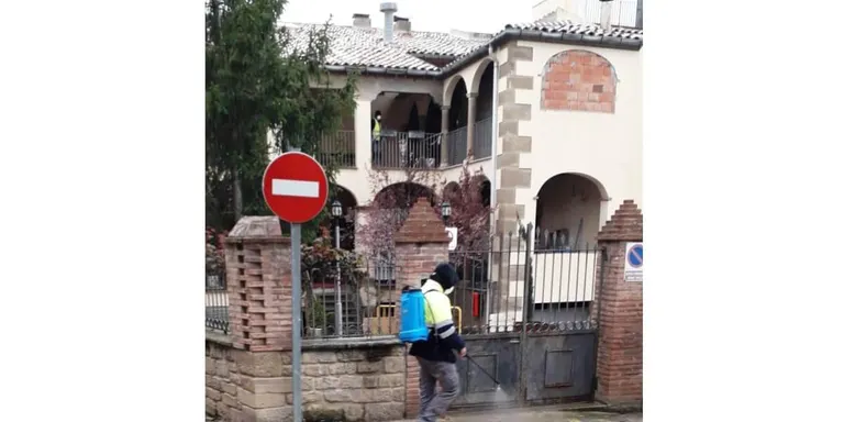 L'Ajuntament neteja amb desinfectant els carrers a causa del coronavirus