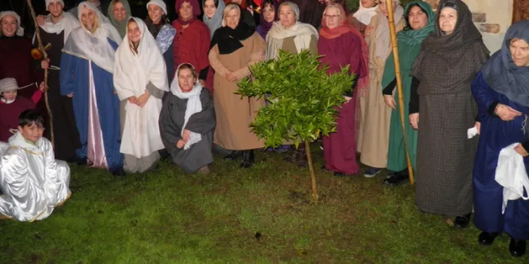 El pessebre vivent de la Hermandad de Nuestra Señora del Rocío torna als jardins del Museu Vallhonrat