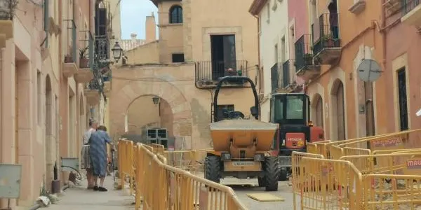 El veïnat del c/de Dalt clama perquè acabin les obres que, segons l'Ajuntament, estaran enllestides a principis de novembre