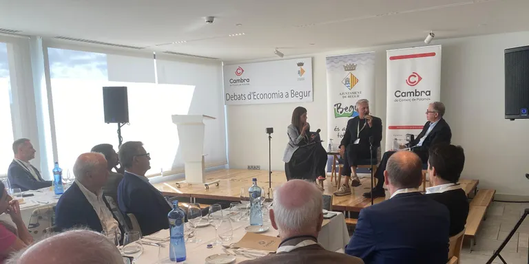 Un centenar d'assistents passen per la 17a edició del Debat d'Economia de Begur