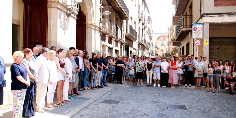 Minut de silenci a Valls en record al menor mort a l’interior d’un vehicle