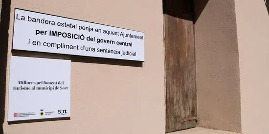 L'Ajuntament de Sort penja la bandera espanyola per complir una sentència judicial