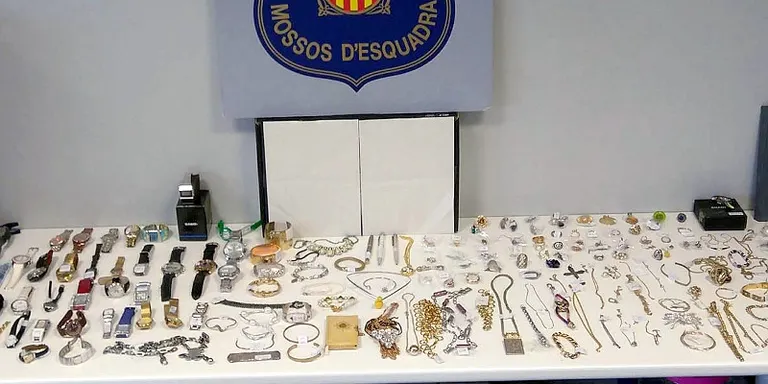 Detingut un jove rubinenc acusat de participar en una quinzena de robatoris a domicilis