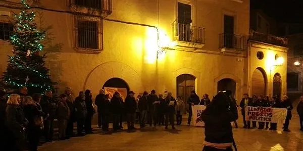 Un centenar de persones reclamen l’alliberament de Junqueras, Forn, Sànchez i Cuixart a la plaça del Pou