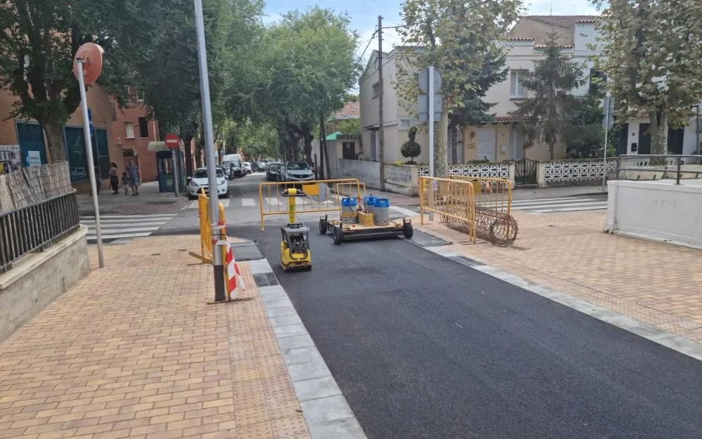 Recta final de l’obra de reurbanització de Montevideo, entre Lluís Jover i Jeroni Marsal, per fer-la accessible