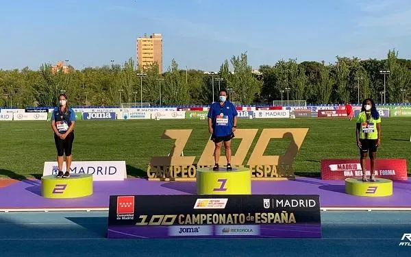 Berta Castells es penja la medalla de plata en el Campionat d’Espanya Absolut