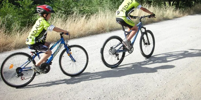 El Club Tupedala programa sortides en bicicleta per a infants