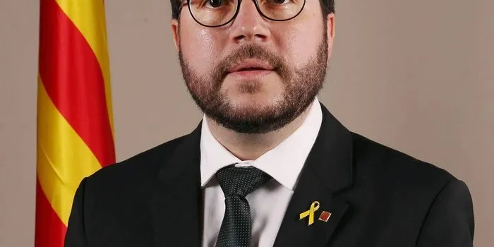 Pere Aragonès, investit president de la Generalitat amb els vots d’ERC, Junts per Catalunya i la CUP