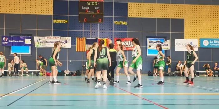 Bon paper del preinfantil i infantil femení de l'Arenys Bàsquet a Issoire