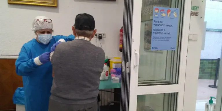 Comença la vacunació de la grip a Pineda, amb una crida a la població de risc a vacunar-se