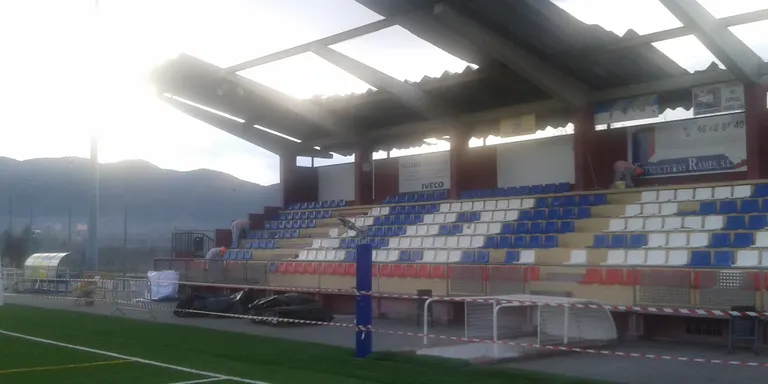 Comença la retirada de la coberta del camp de futbol de la Seu