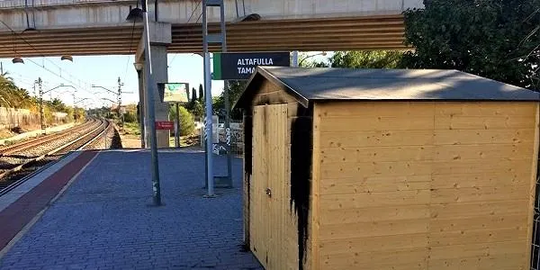 Cremen la caseta de Renfe de l’estació de trens d’Altafula