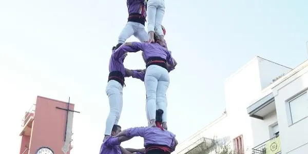 Els Castellers d’Altafulla agafen embranzida amb els castells de 7