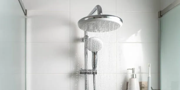 LA DUCHA CON AGUA FRÍA ANTES DE DORMIR EMPEORA LAS NOCHES DURANTE LA OLA DE CALOR