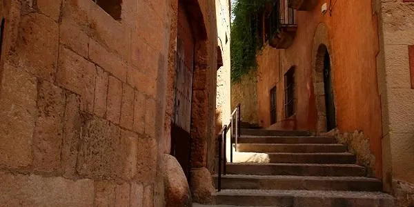 L’Oficina de Turisme d’Altafulla ofereix una visita guiada per la Vila Closa als bars i restaurants que col·laboren amb la iniciativa