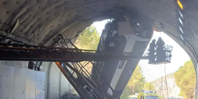 Accident d'un autobús a l'entrada del túnel de la C-32, entre Santa Susanna i Tordera