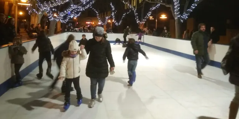 Unes 300 persones, a la pista de patinatge durant el primer cap de setmana en funcionament