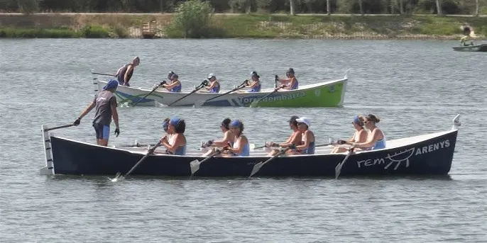 Els veterans del Club de Rem Arenys disputen el Campionat de Catalunya de Llaüt Mediterrani a Deltebre