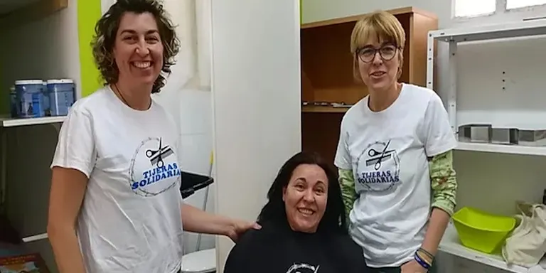 Dues estilistes rubinenques fan talls solidaris per ajudar a trobar feina
