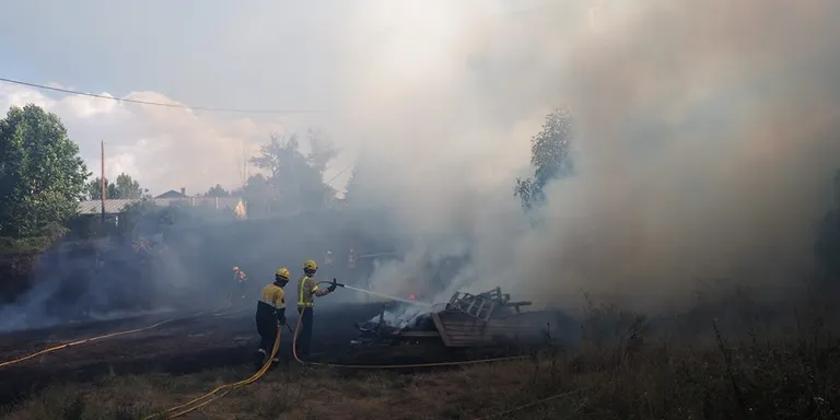 Els Bombers extingeixen un incendi als afores de la Seu
