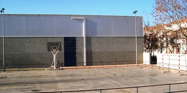 El projecte d'ampliació dels vestuaris del pavelló Municipal d'Esports Bugarai que s'havia d'iniciar aquest abril finalment no es podrà realitzar fins a finals d'any. La licitació del projecte ha quedat deserta
