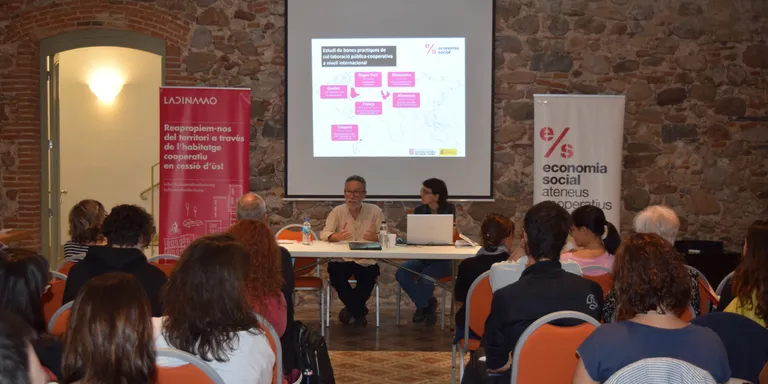 Una trentena de persones han assistit a la Formació de Cooperativisme d'Habitatge en cessió d'ús